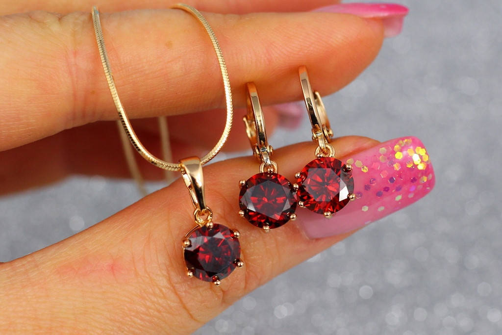 

Набор Xuping Jewelry серьги подвески с кулоном с темно-красными камнями 8 мм без цепи золотистый