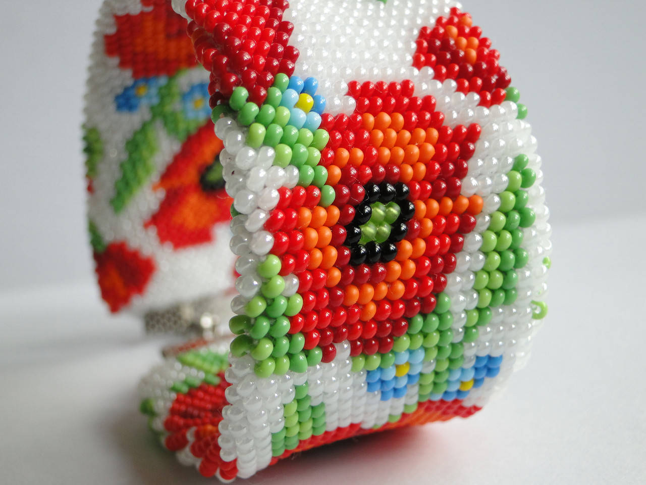 

Широкий браслет из бисера "Маки на белом фоне"