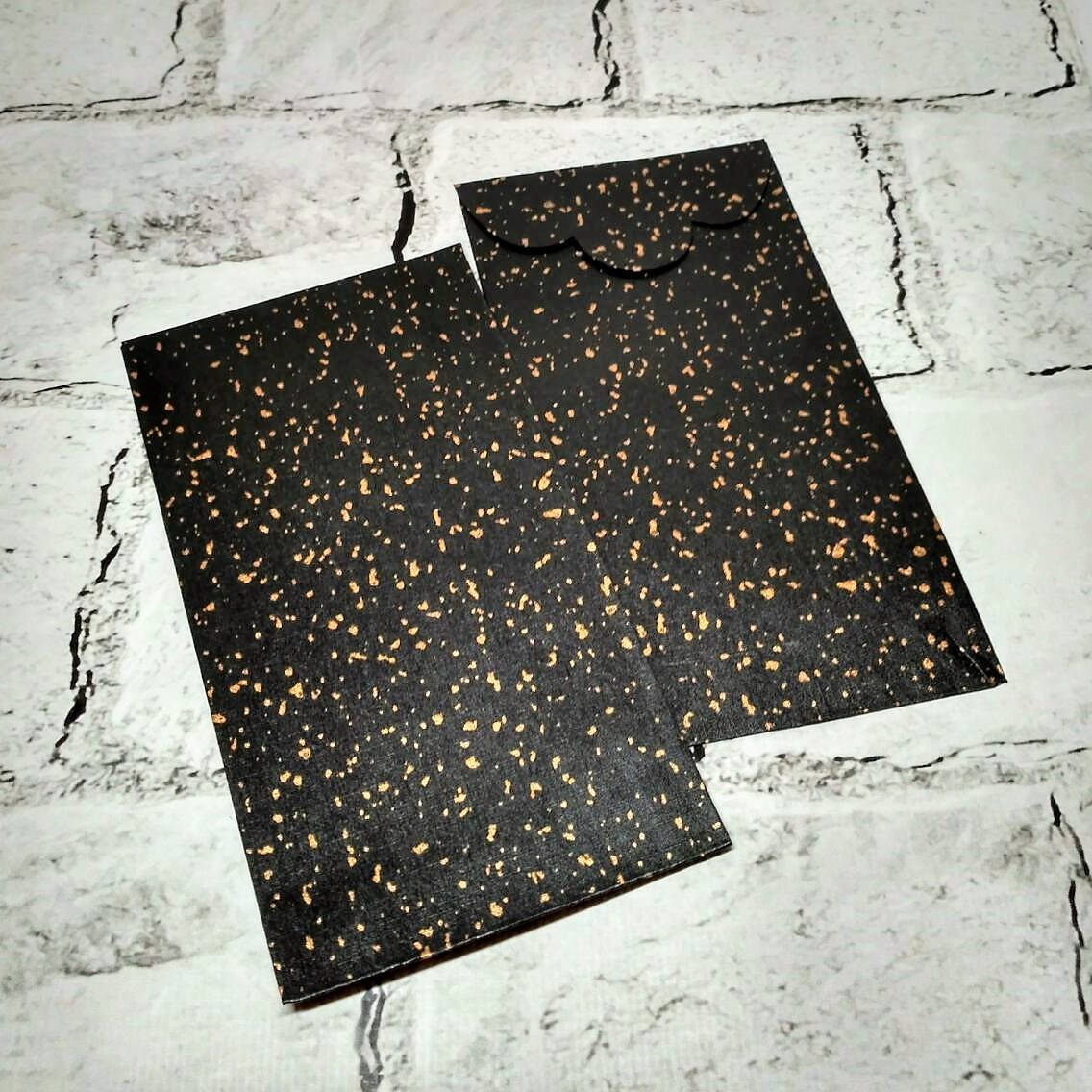 

Конверт бумажный, черный с золотом, 8,8х16,5 см