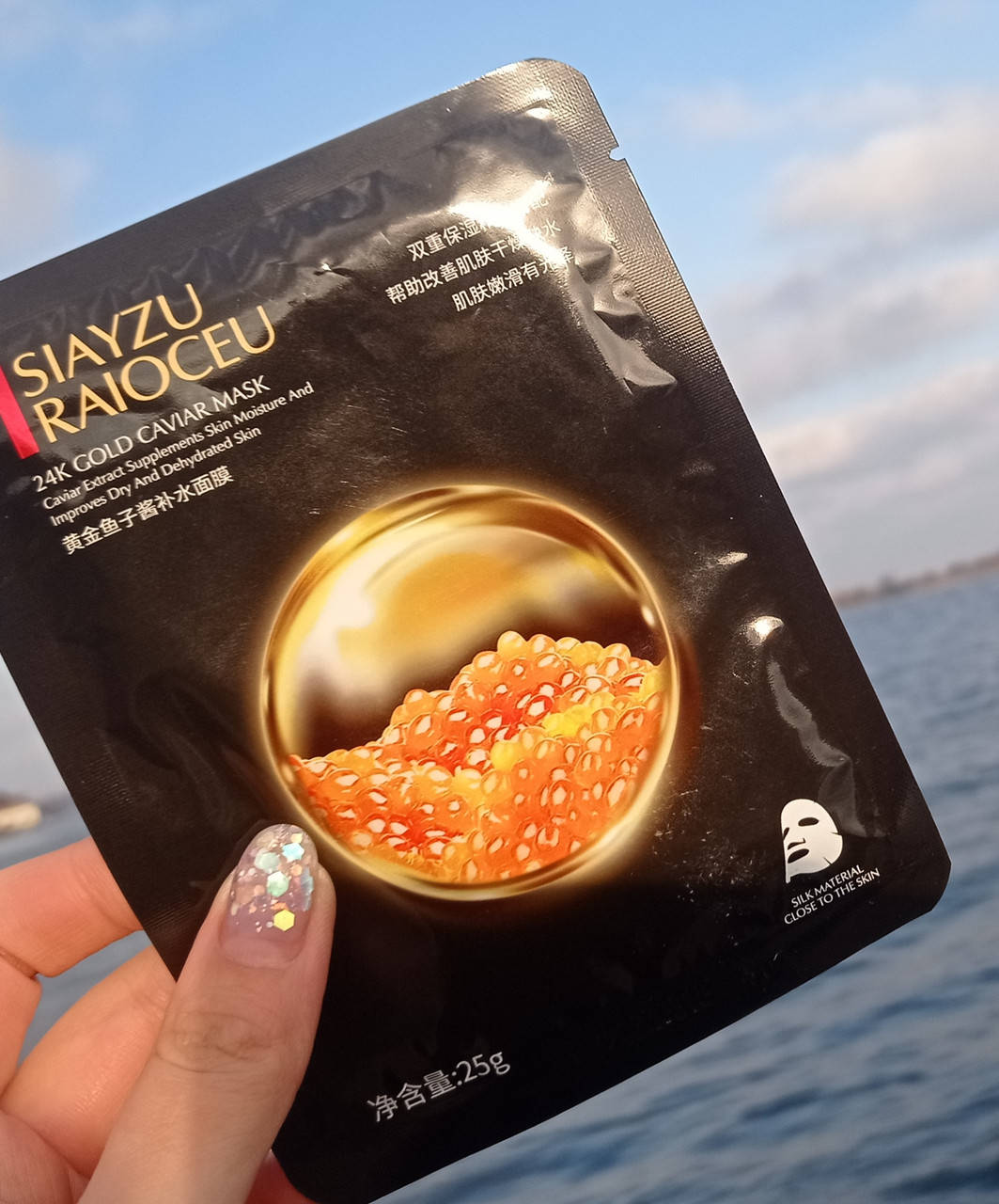 

Тканевая маска Siayzu Raioceu с золотом и икрой 25гр