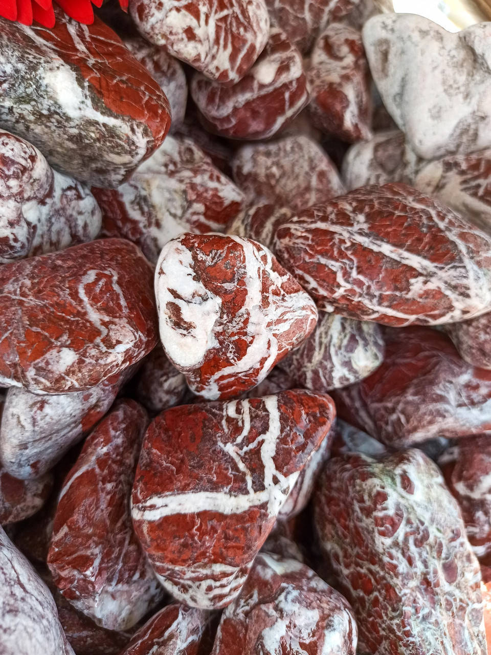 

Аквариумный грунт Akrol "Винный" Красная мраморная галька 60-100 мм 10 кг