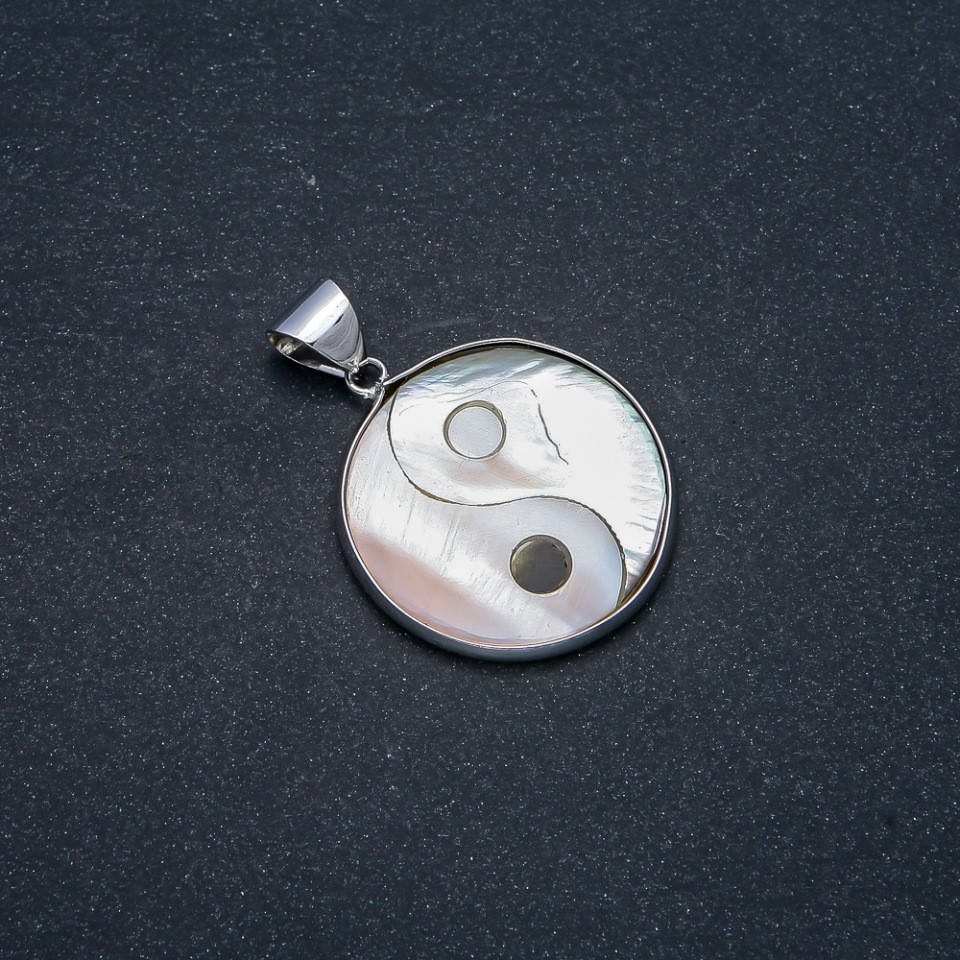 

Кулон Инь Янь с натуральным камнем Перламутром, серебристый металл 50х30мм+-