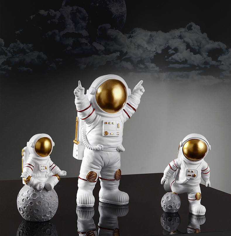 

Статуэтка Астронавт. Фигурка для интерьера Космонавт 10 см. Декор Астронавт