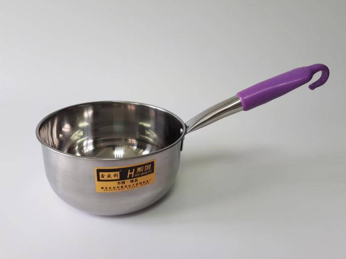 

Ковш нержавеющий с пластмассовой ручкой с крючком d 18 cm.