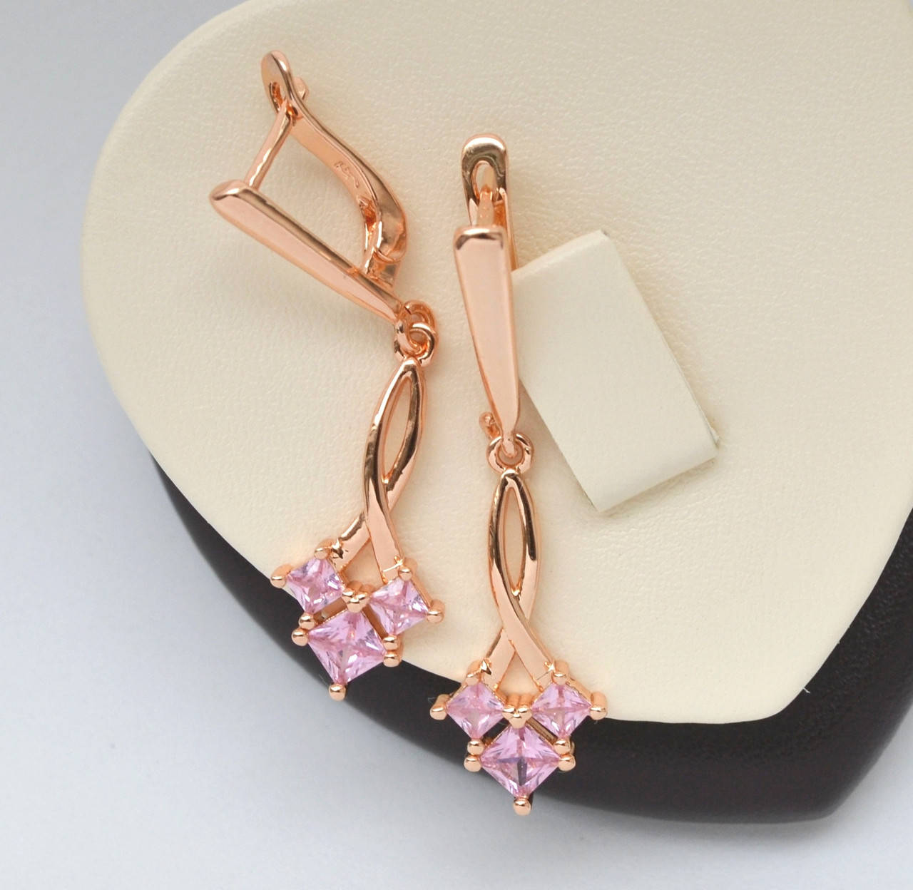 

Серьги с подвесками из розовых кристаллов покрытие розовым золотом 18к.