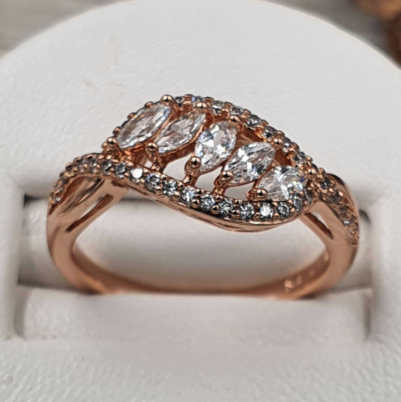 

Кольцо Xuping 13979 ширина 8 мм белые фианиты позолота РО размер 16