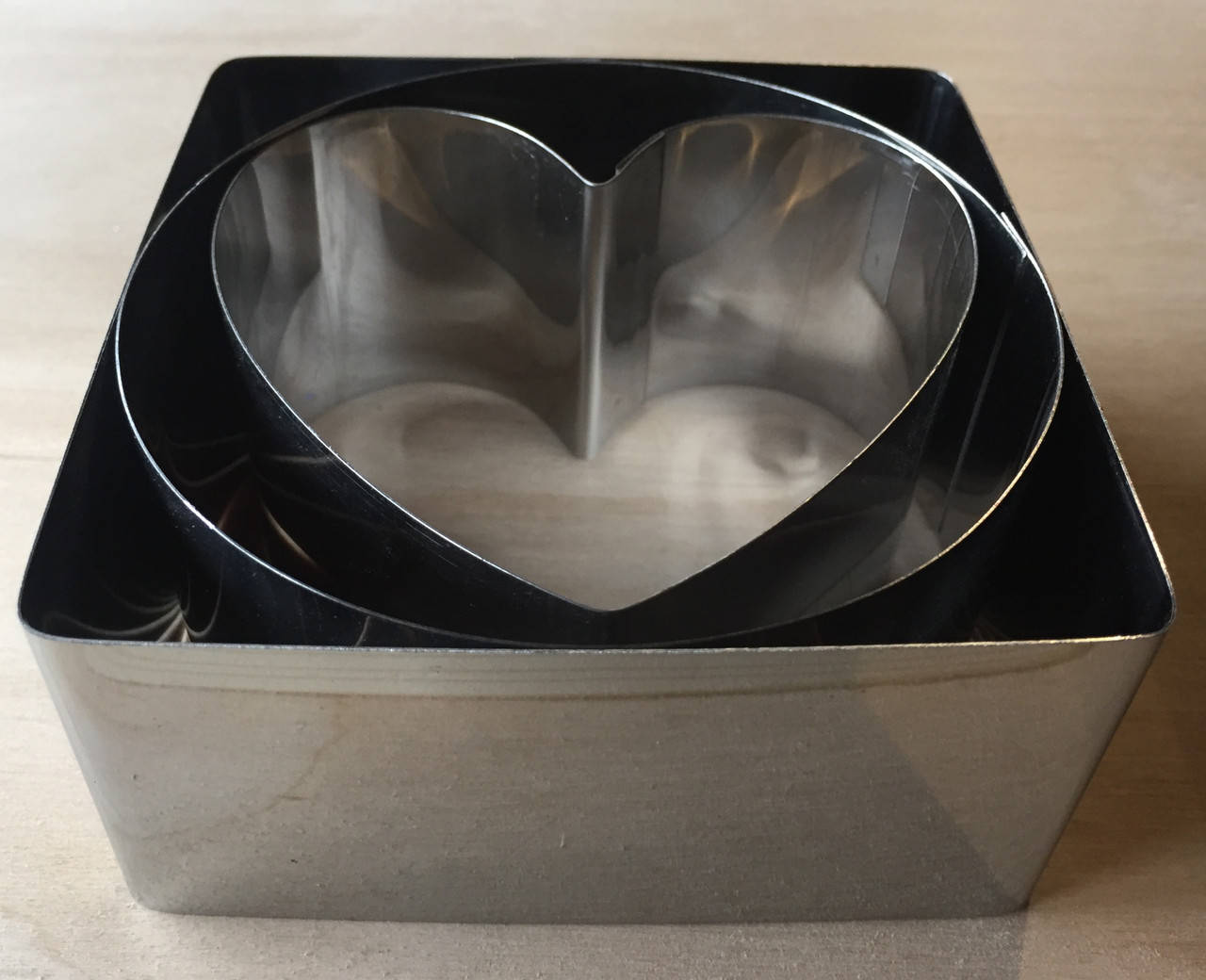 

Набор фигурных форм из 3 шт. для сборки тортов, десертов нерж. сталь ассорти 10см*10см, высота 4.8 см.