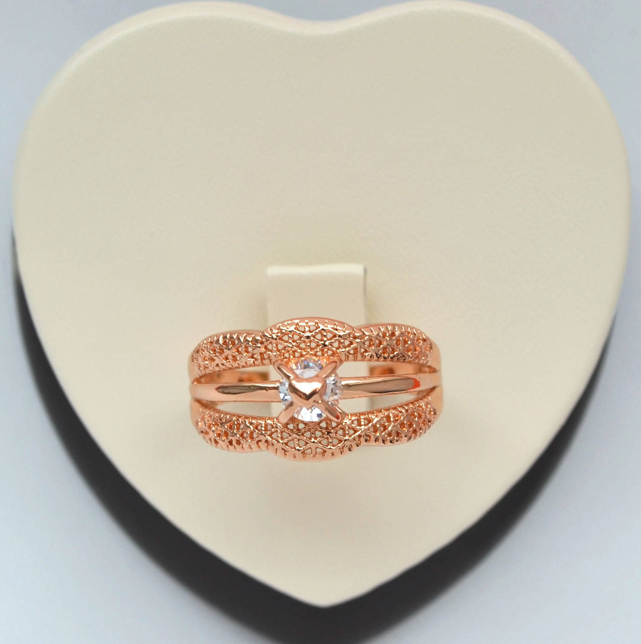 

Кольцо с белым кристаллом покрытие золотом 18к. размер 20.21.