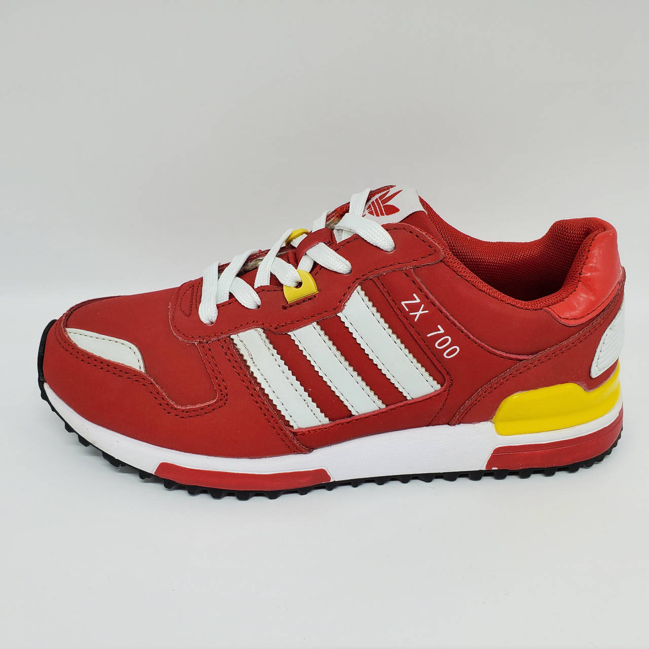 

Кроссовки женские кожаные красные adidas ZX 700. 40(25.3см), Красный