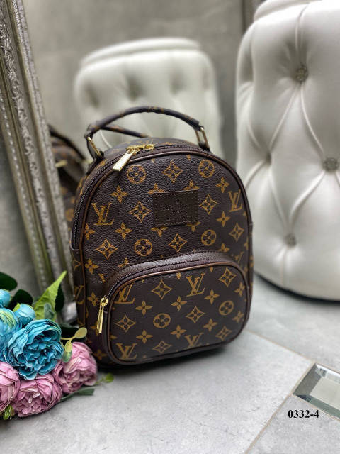 

Рюкзак Луи Витон Коричневые буквы​ - стильный рюкзак Louis Vuitton можно носить и сумкой, Коричневый