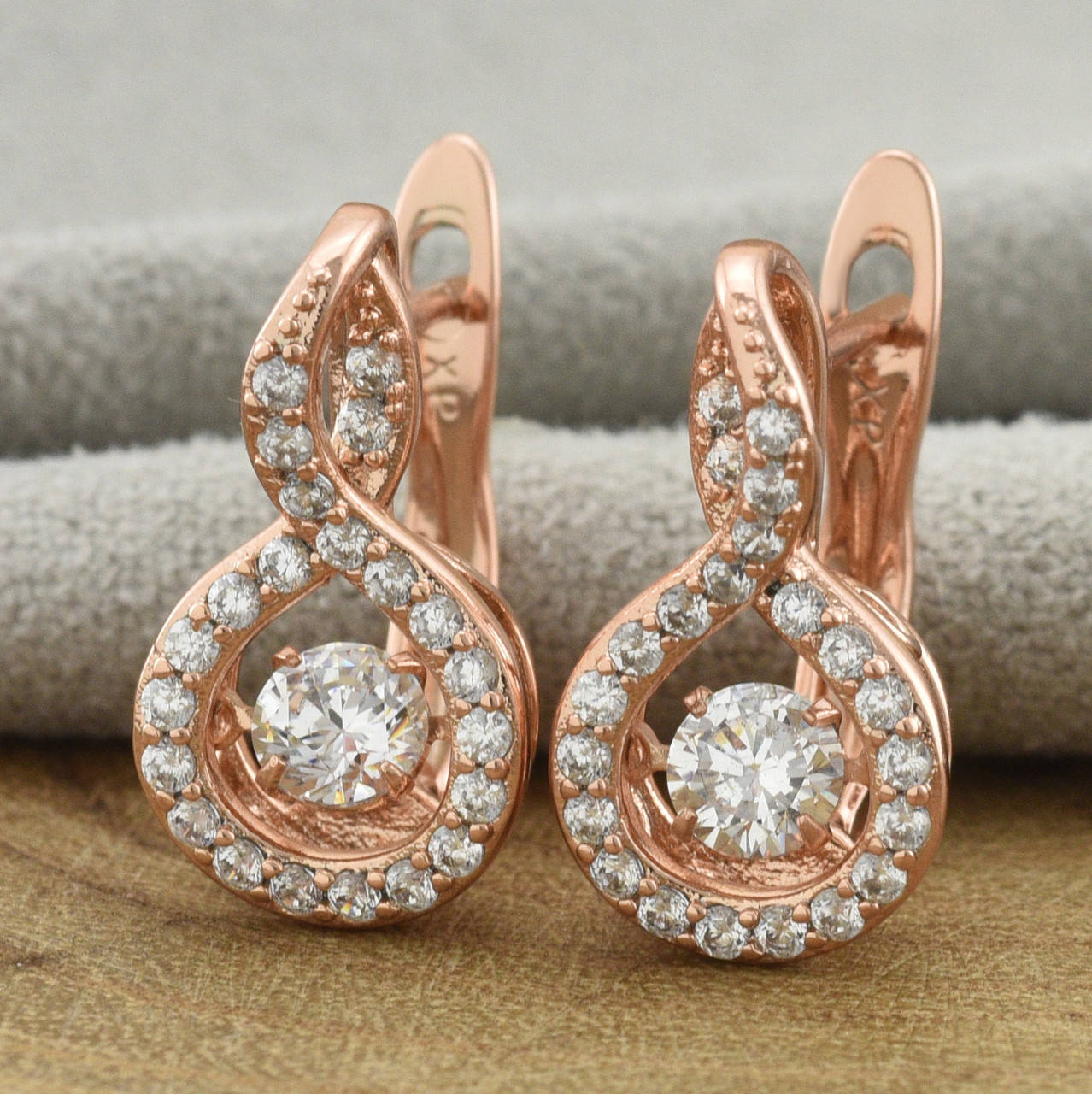 

Серьги Xuping 35148 размер 15х10 мм белые фианиты вес 2.7 г позолота РО