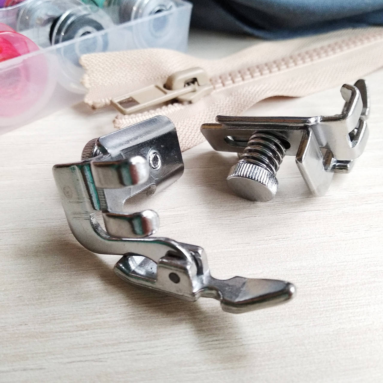 

Лапка побутова регульована з металевим гвинтом