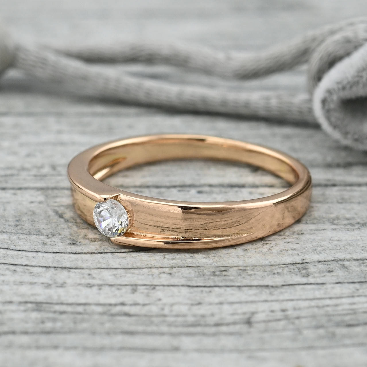 

Кольцо Помолвочное 36494 ширина 4 мм белые фианиты позолота 18К размер 20