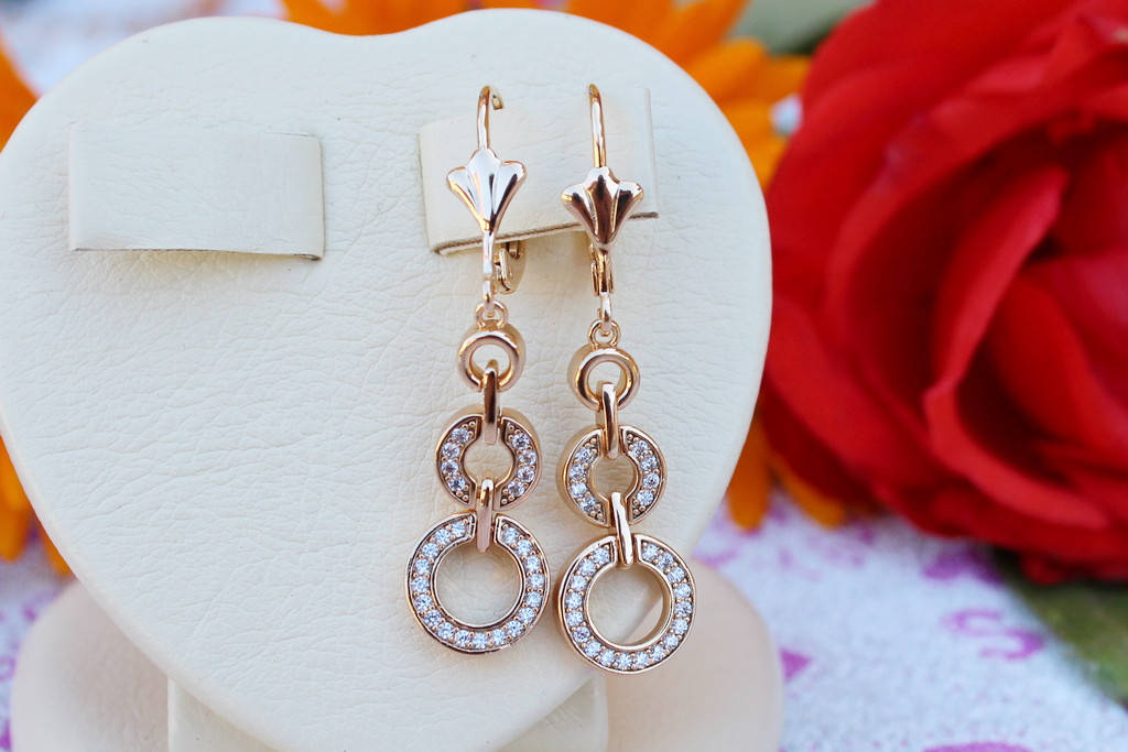 

Серьги подвески Xuping Jewelry с тремя кругами из камней 4 см золотистые