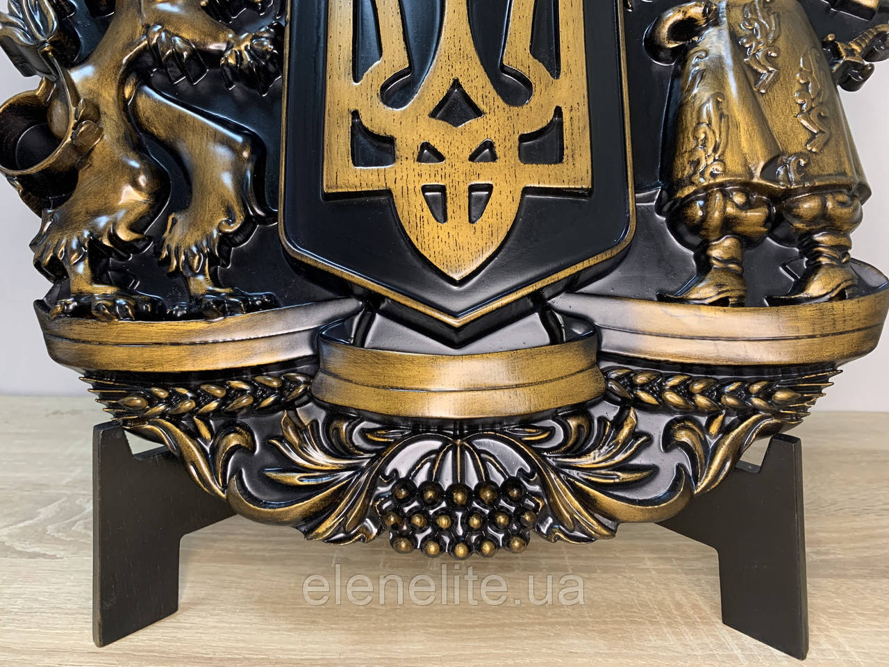 Герб Украины полуматовый чорно-золотой. Патриотический подарок. Декор на стол. Ручная работа. Размер 40х40 см - фото 7 - id-p1991077586