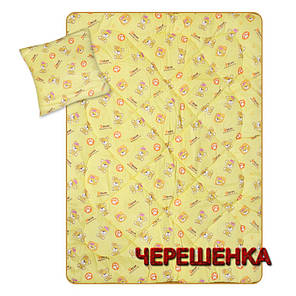 Дитячий комплект у ліжечко стьобан ковдра 105x135 та подушка 50x50 жовтий з принтом ведмедики для дівчинки, фото 2