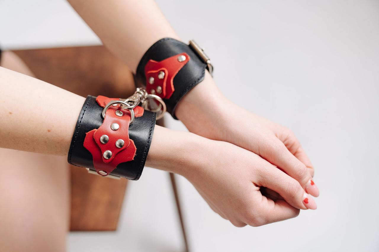 Наручники БДСМ із натуральної шкіри чорного кольору з чорними вставками Scappa Кайф, фото 1