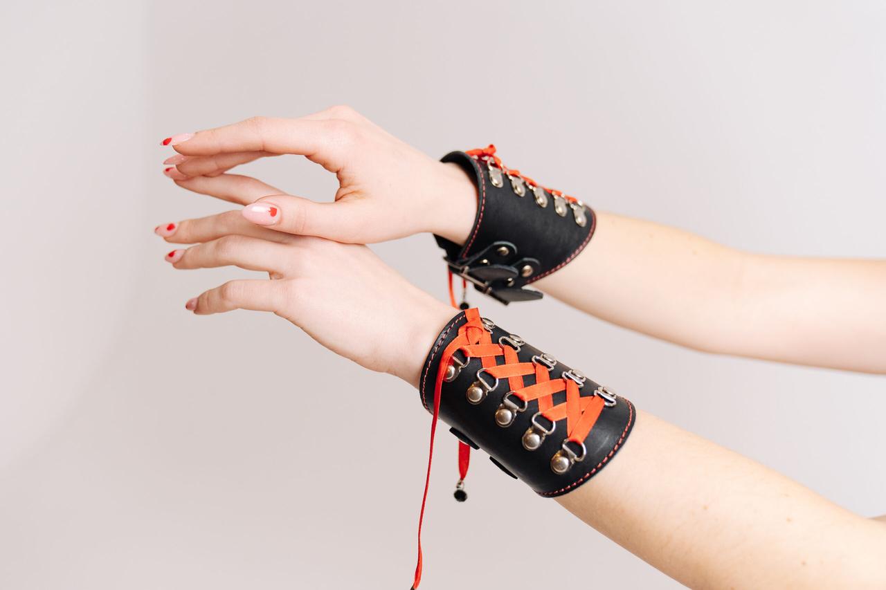 Наручники на шнурівці БДСМ із натуральної шкіри чорного кольору Scappa Кайф, фото 1