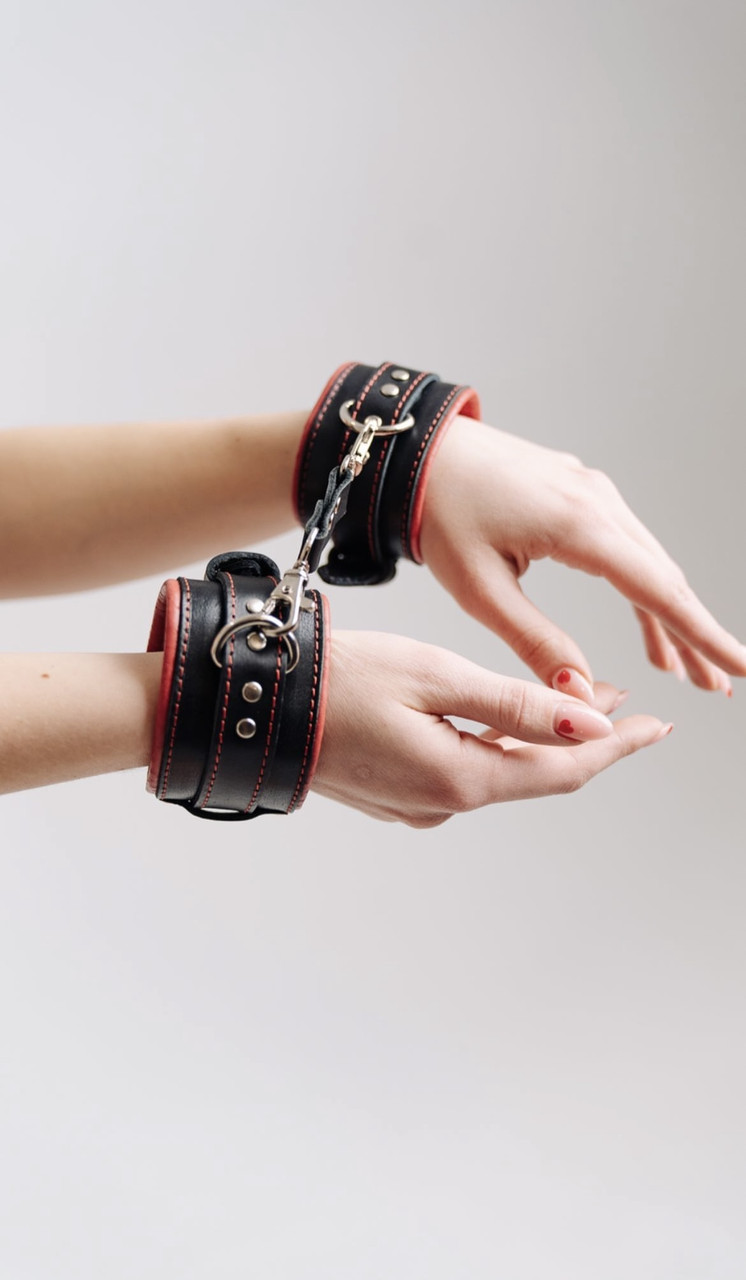 Наручники з карабінами БДСМ із натуральної шкіри чорно червоного кольору Scappa Кайф, фото 1