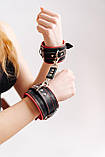 Наручники з карабінами БДСМ із натуральної шкіри чорно червоного кольору Scappa Кайф, фото 2