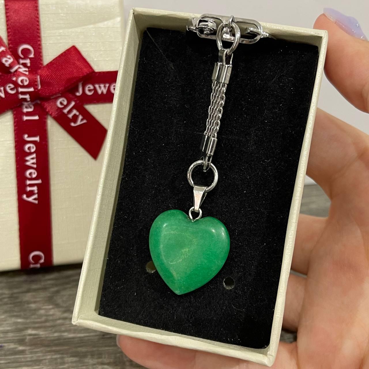 Подарунок хлопцю, дівчині - кулон з натурального каменю Хризопраз у формі сердечка на брелоку для ключів в коробочці