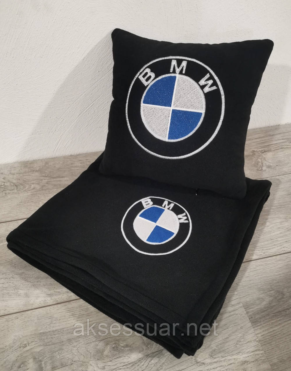 Подушка та плед BMW