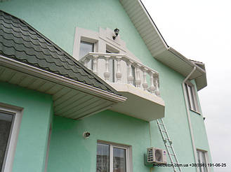 Белая балюстрада на балконе