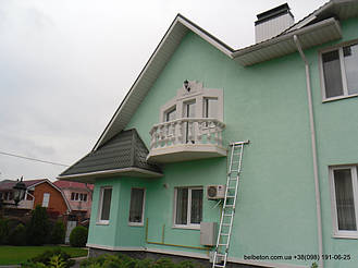 Готовая балюстрада на балконе второго этажа