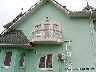 Установленная балюстрада на балконе