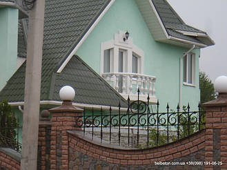 Белые балясины на балконе второго этажа