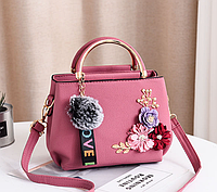 Женская мини сумочка с цветочками и меховым брелком. Маленькая сумка с цветами Розовый