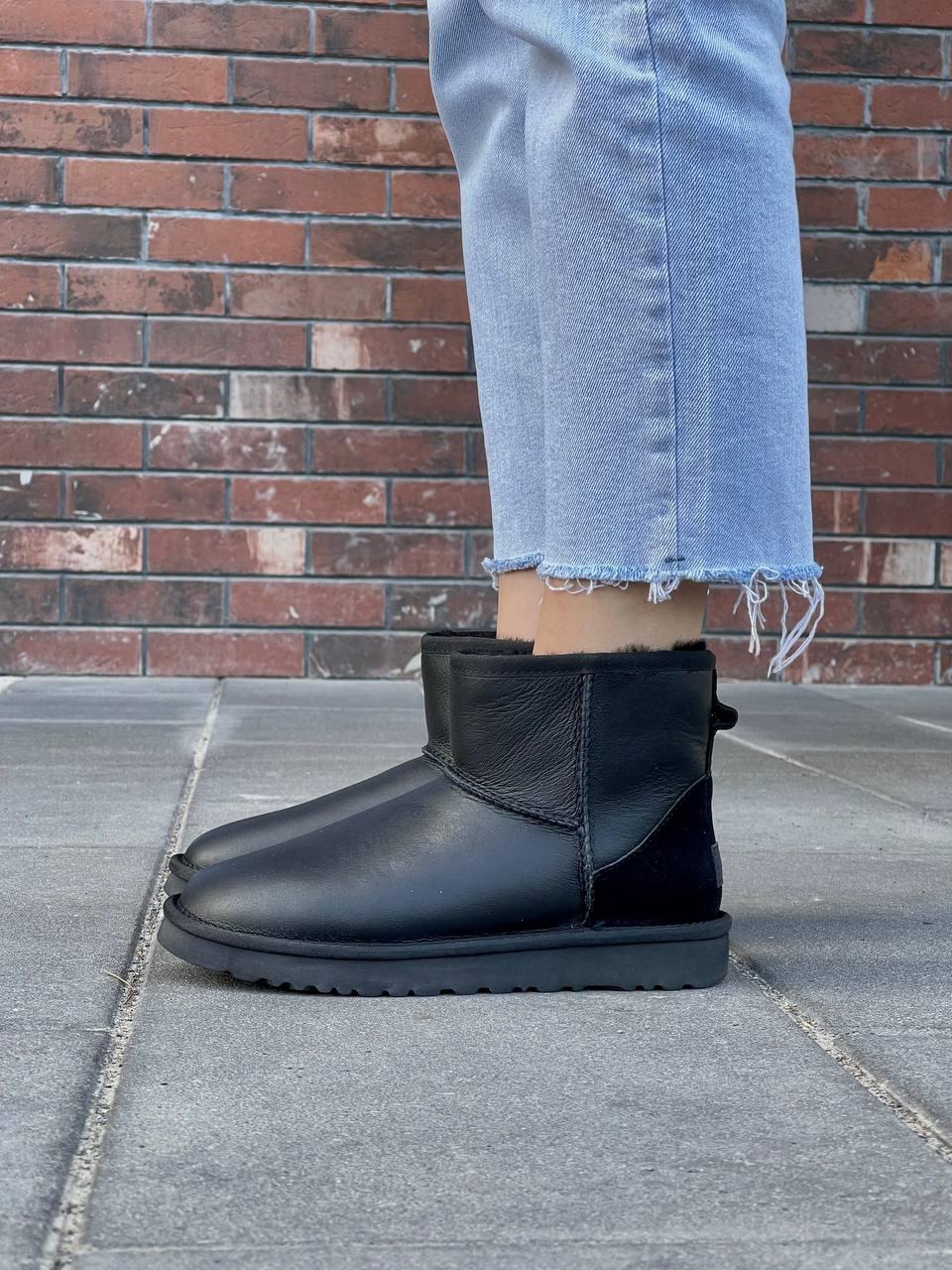 Зимові Черевики UGG Classic II Mini Black Leather / УГГ Класик 2 Міні Лезер Чорні