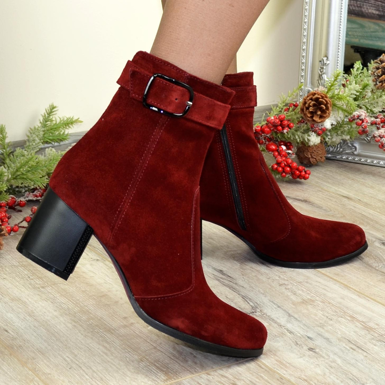 Черевики жіночі замшеві на невисокому каблуці, декоровані ремінцем. Колір бордо, фото 1