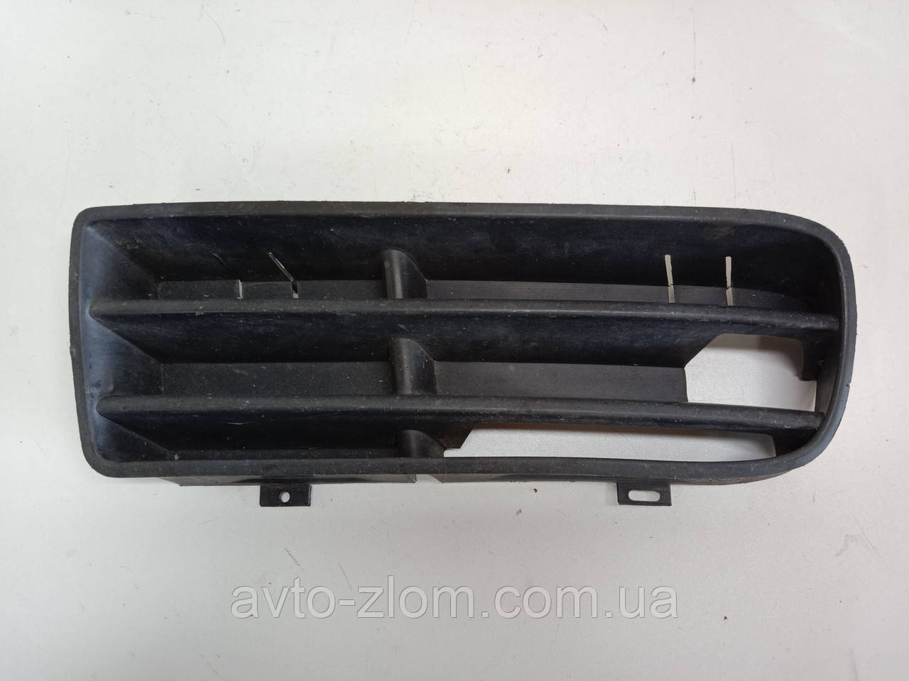Решітка бампера ліва Volkswagen Golf 5, Гольф 5. Під протитуманку. 1K0853665K.