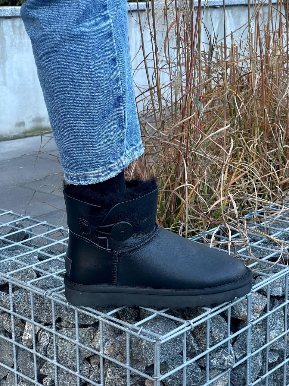Зимові Жіночі Черевики UGG Classic Mini Bailey Button Black / УГГ Класік Міні Бейлі Баттон Чорні