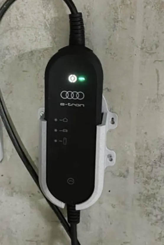 Кріплення на стіну для зарядного пристрою електромобіля Audi E-tron