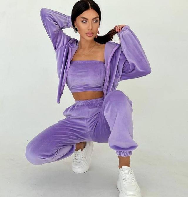 Модный велюровый костюм с укороченной кофтой 