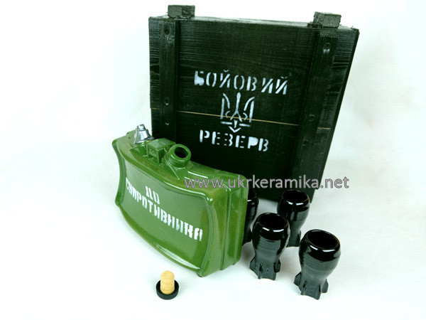 Бойовий резерв МОН-50 - пляшка міна і стакани в дерев'яному ящику