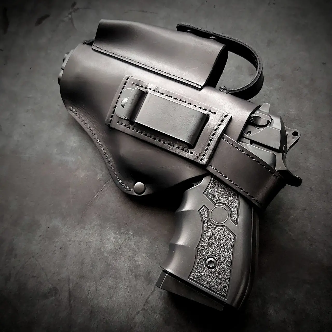 Кабура скрытого ношения на скобе закрытая для пистолета BERETTA 92 из натуральной кожи поясная, цвет черный - фото 2 - id-p1993004334