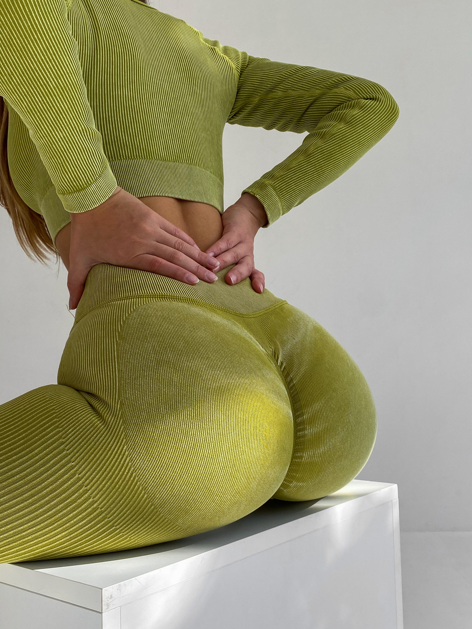 Безшовний спортивний костюм для фітнесу світло-сірий з ефектом пушап, фото 1