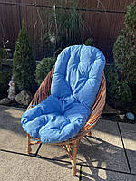 Крісло для відпочинку з голубою подушечкою