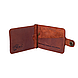 Гарний шкіряний затискач для грошей коньячного кольору з художнім тисненням "Let's Go Travel", фото 3