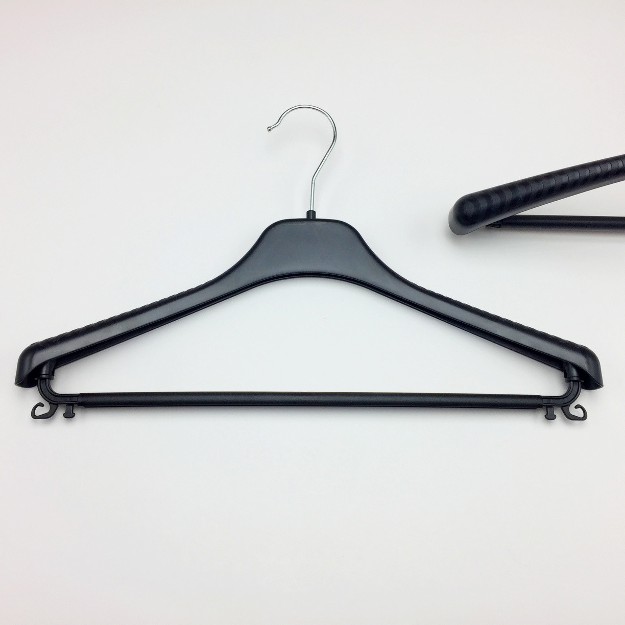 Пластикові плічка вішаки для одягу W-Tp38 чорного кольору, довжина 380 мм
