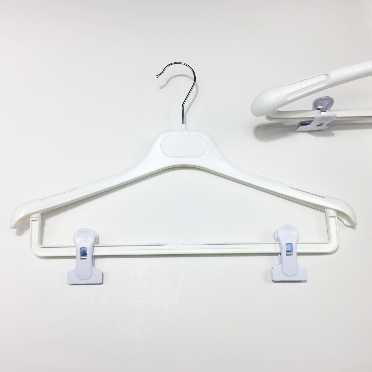 Пластикові плічка вішаки для одягу W-TOPz40 білого кольору, довжина 400 мм