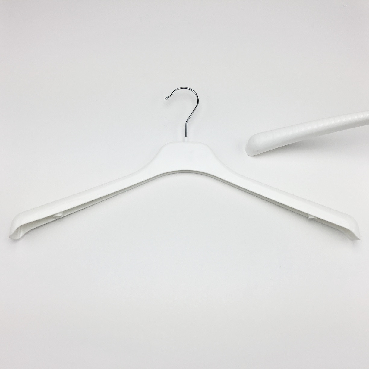 Довжина 46 см. Пластикові плічка вішаки для одягу W-T46 білого кольору
