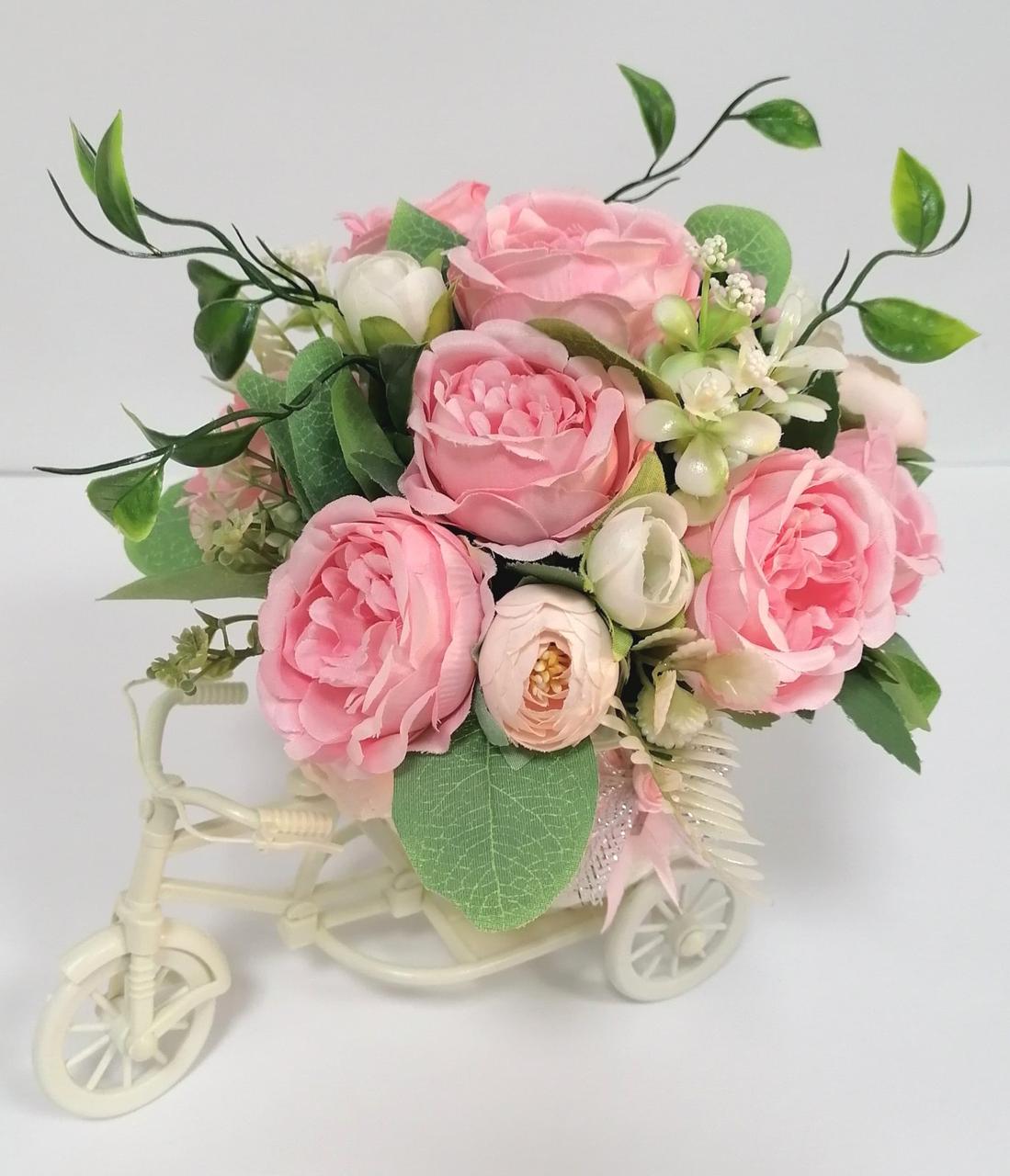 Декоративна композиція в кашпо велосипеді з ніжними квітами