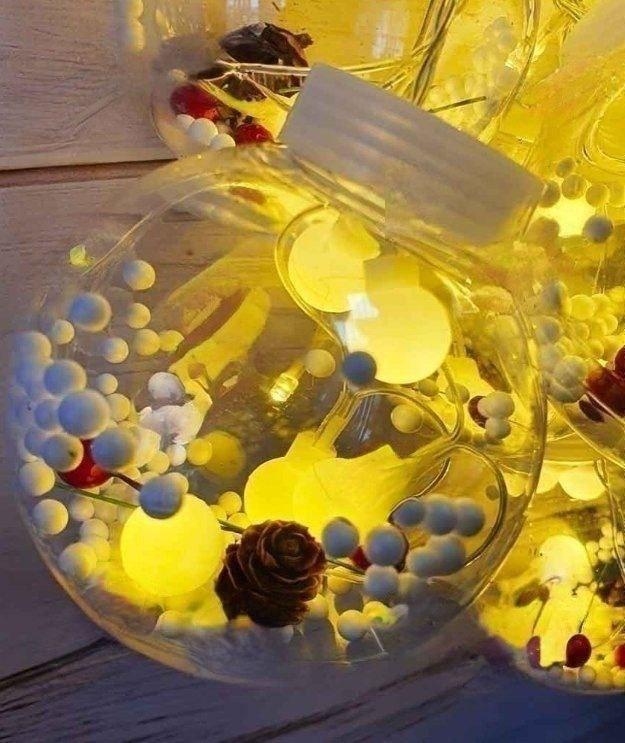 Світлодіодна гірлянда штора Кульки з шишками 12 шт LED 2.5х0.8 м