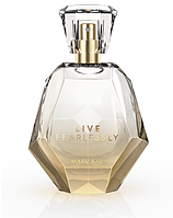 Женский парфюм Live Fearlessly - запоминающийся цветочно-древесный аромат.