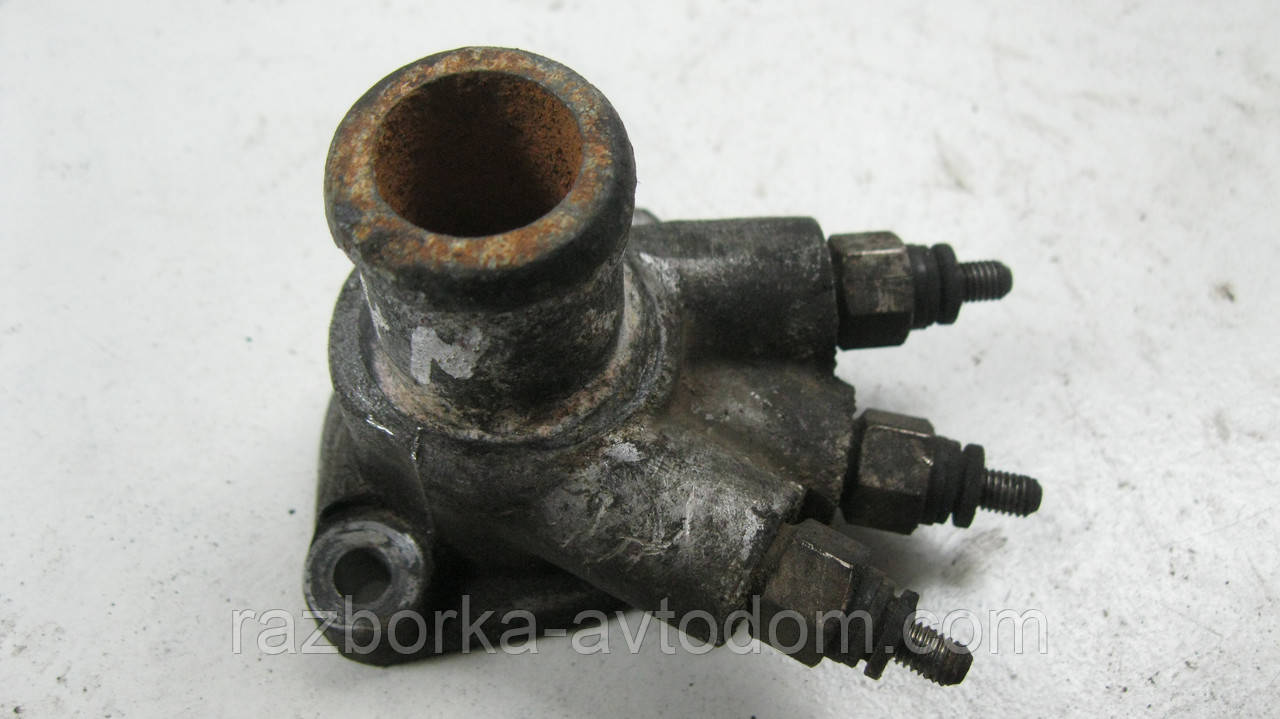 Фланець системи охолодження (трійник) VW Passat B5 (1997-2000) OE:028121145B