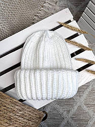Жіноча в'язана шапка з подвійним підворотом. Біла
